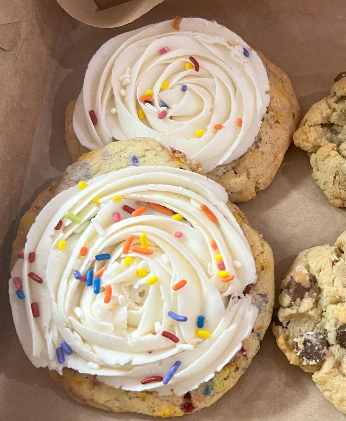 Our brand new Funfetti Cookie is what sugar cookie dreams are made of! Soft perfectly sweet cookie with vanilla icing and tons of colorful sprinkles. Better yet… sprinkles with no artificial colors! These beautiful babies get their gorgeous colors from plants. 

#collegegifts #noartificialcolors #womenowned #womenownedbusiness #downtownbentonville #Fayetteville #knowwhatsinyourfood #birthdaywishes #birthdayparty #birthdaygirl #birthday #razorbackfootball #razorback #razorbacks #callthehogs #woopig #uofa #universityofarkansas #specialdelivery #personalized #giftwrapping #homemade #nwaeats #bentonville #rogers #fayetteville #nwarkansas #shoplocal #shopsmall #cottagebakery @gosupernatural