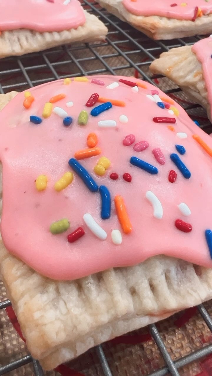 Strawberry pop tarts 🍓