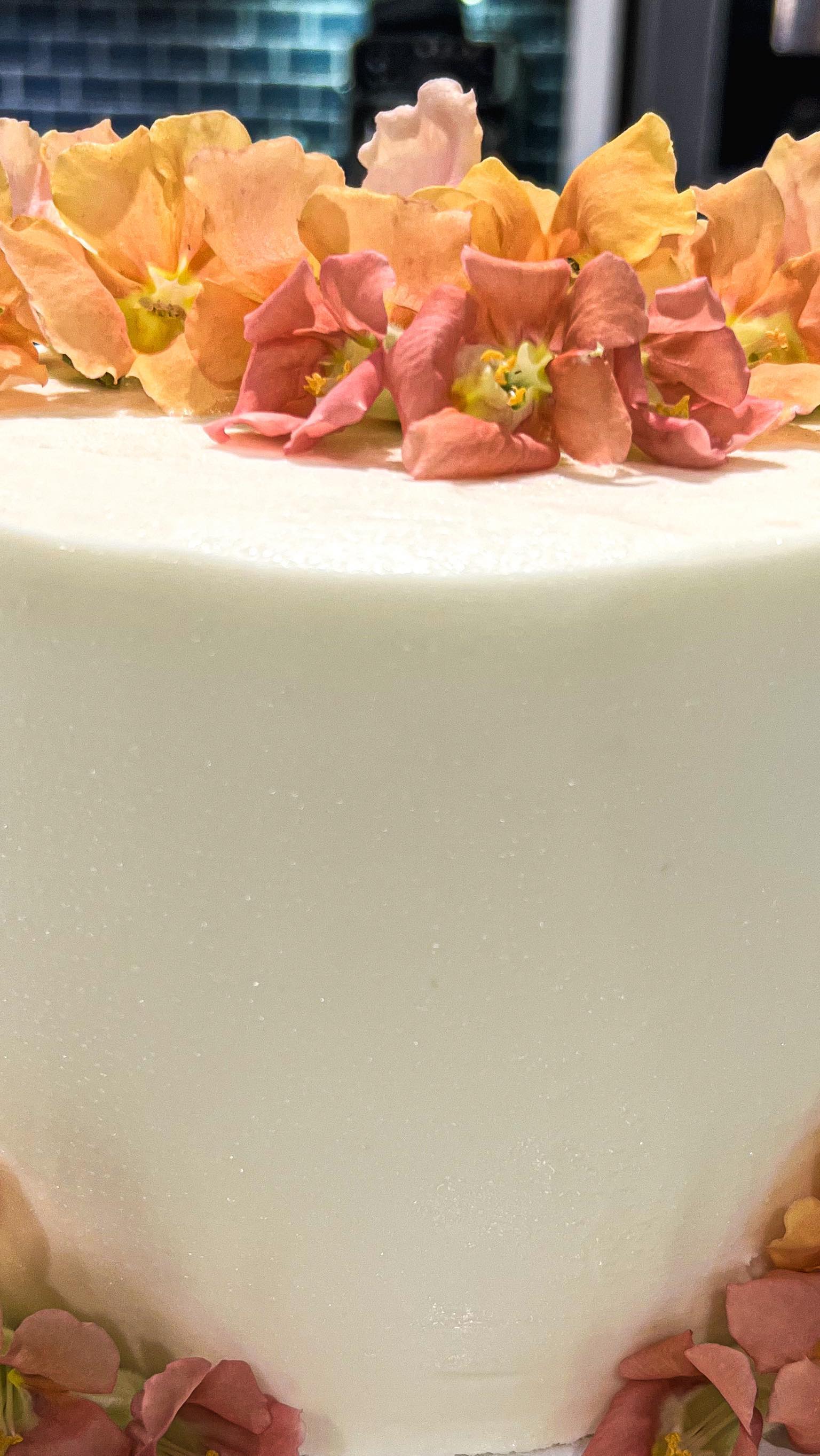 Wedding cake but make it gluten free and add the prettiest edible blooms from a local farmer ❤️ 

#weddingcake #weddingcakeglutenfree #edibleflowers #shoplocal #shopsmall