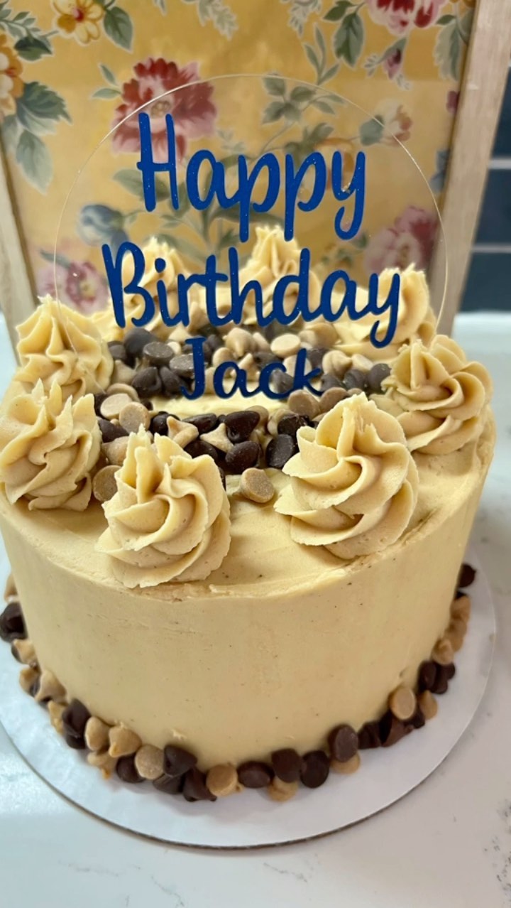 We love being a part of our customers special celebrations by making their favorite cakes! 

#cakesofinstagram #shopsmall #shopsmall #fayettevillearkansas #nwabakers